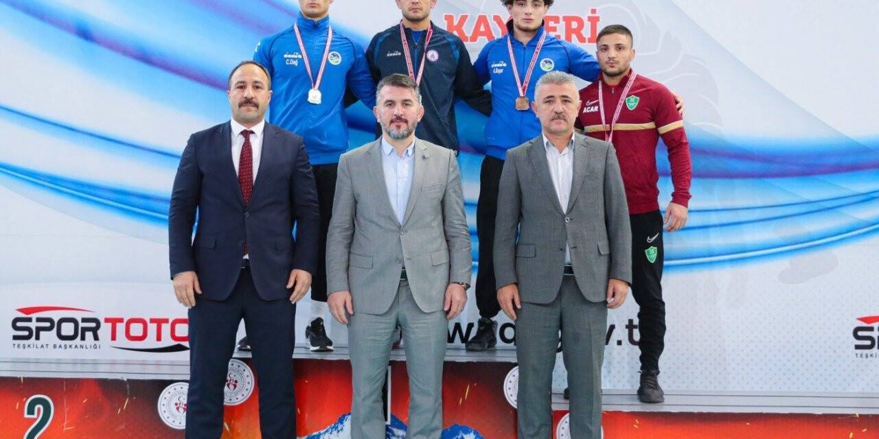 Sakarya’nın güreş takımı minderin tozunu attı