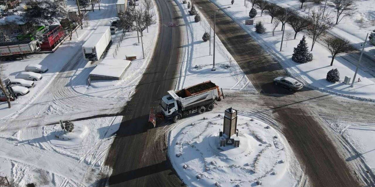 Nevşehir’de kar temizliği aralıksız devam ediyor