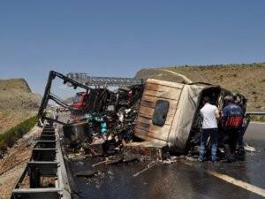 Niğde'de devrilen tır yandı: 1 ölü