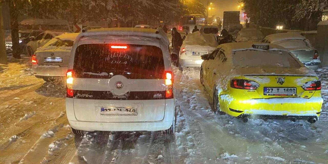 Gaziantep’te kar trafiği durdurdu