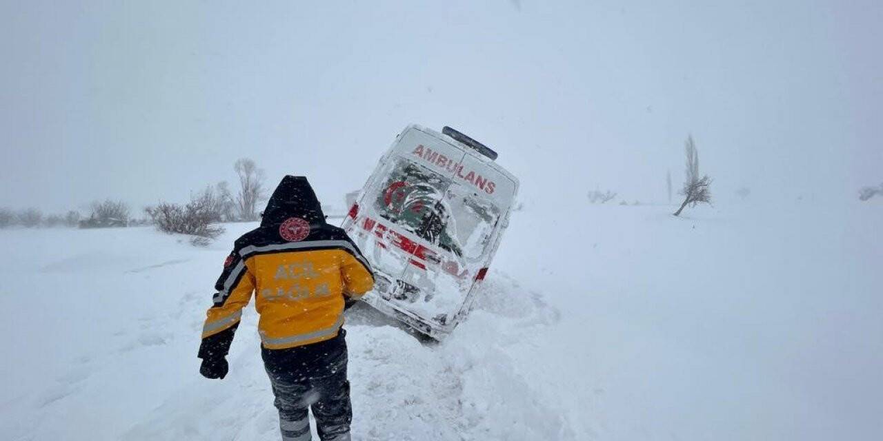 Hasta almaya giderken mahsur kalan ambulans kurtarıldı