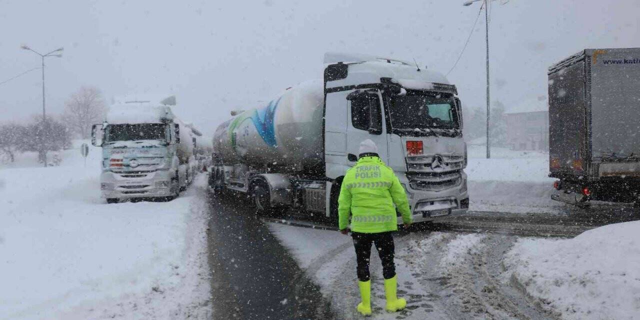 Bolu Dağı, tır ve tankerlerin geçişine kapatıldı