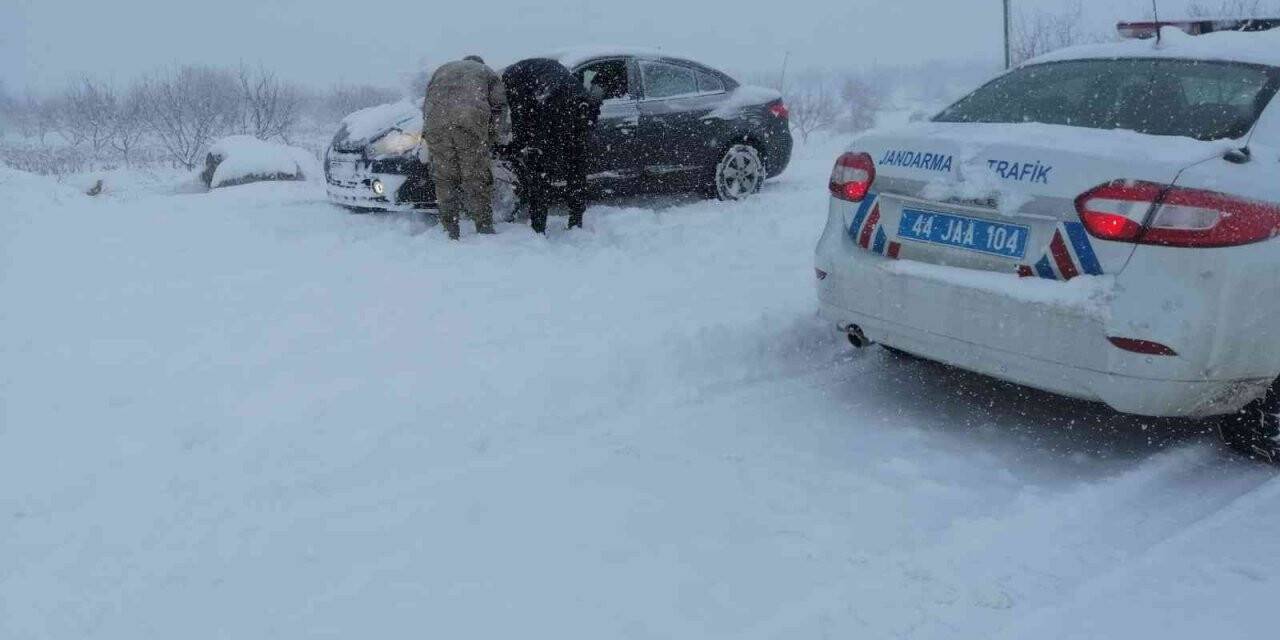 Jandarmadan karda yolda kalanlara yardım