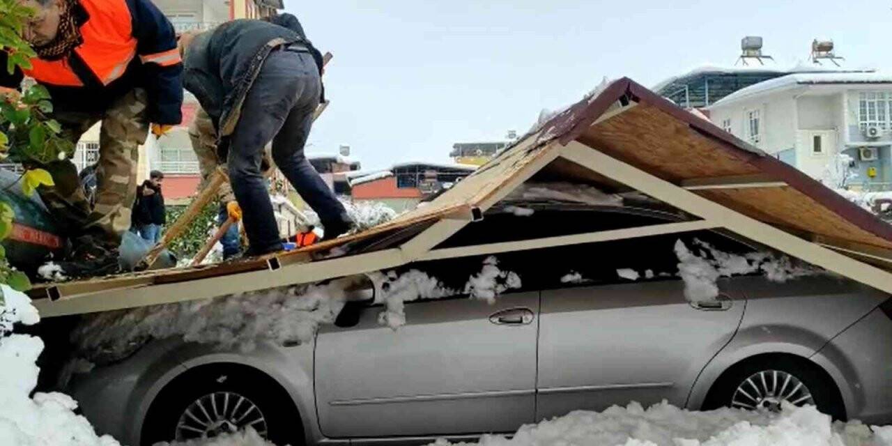 Gaziantep’te çatı çöktü, 20 araç hasar gördü