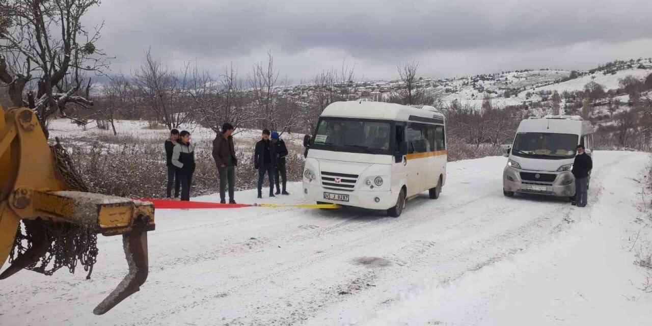 Manisa’da karla mücadele sürüyor