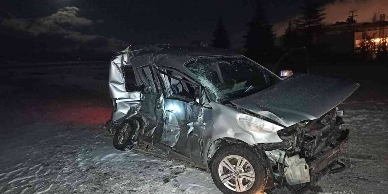 Otobüs ile çarpışan otomobildeki öğretmen ağır yaralandı