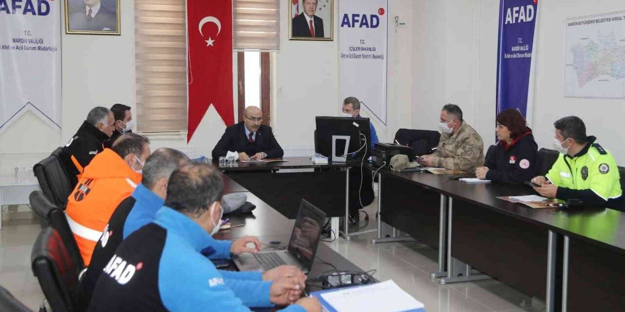 Vali Demirtaş, yol açma çalışmalarını inceledi