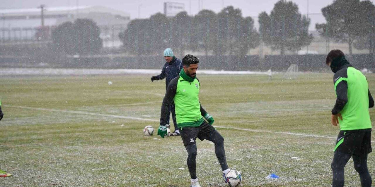 Bursaspor 3 eksikle çalıştı