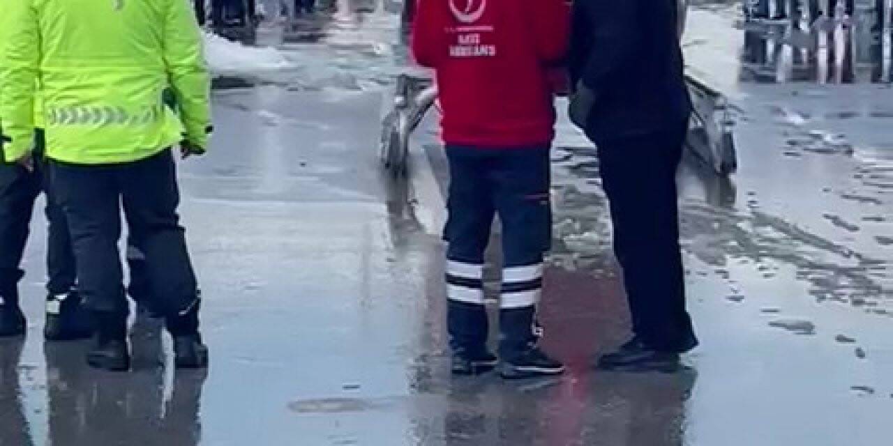 Karda mahsur kalan yeni doğan bebek için ambulans helikopter havalandı