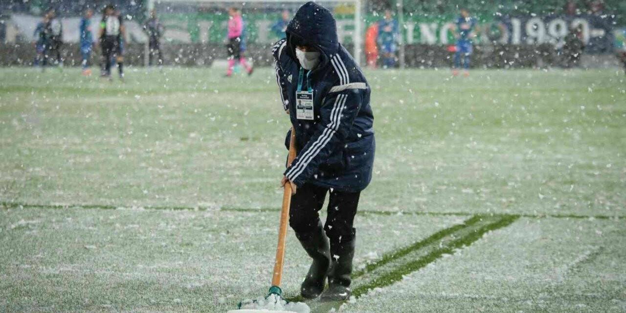 Çaykur Rizespor - Antalyaspor yoğun kar nedeniyle ertelendi