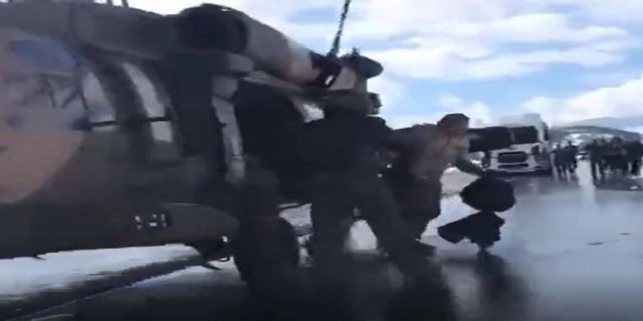 Otoyolda mahsur kalanlara askeri helikopterle kumanya ulaştırıldı
