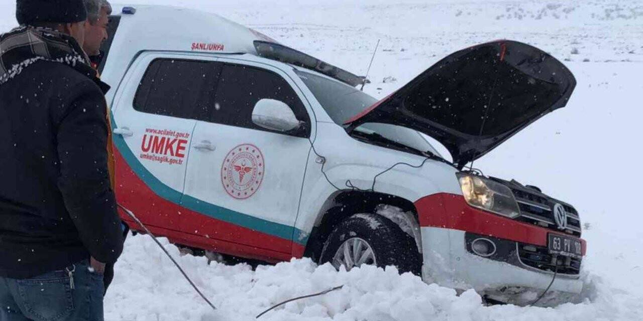 Hasta almaya giden sağlık ekipleri karda mahsur kaldı