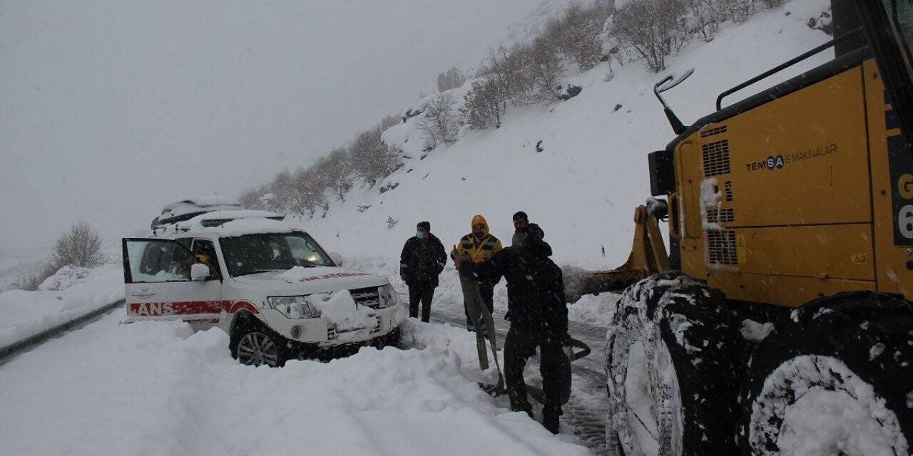 Kulp’ta ambulanslar karda mahsur kaldı