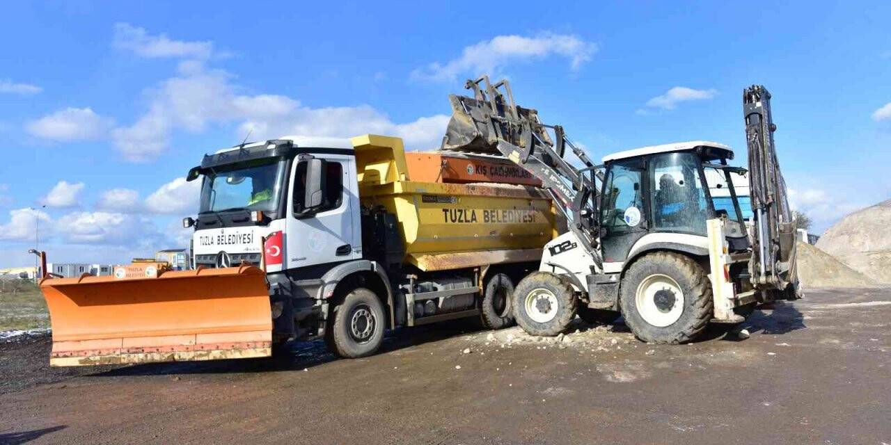 Tuzla Belediyesi ekipleri karla mücadele çalışmalarını aralıksız sürdürüyor