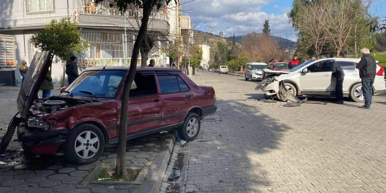 Aydın’da 2 araç kafa kafaya çarpıştı: 1 yaralı