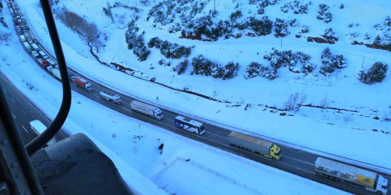 Gaziantep’te yolda mahsur kalan vatandaşlara jandarmadan kumanya ve yakıt yardımı