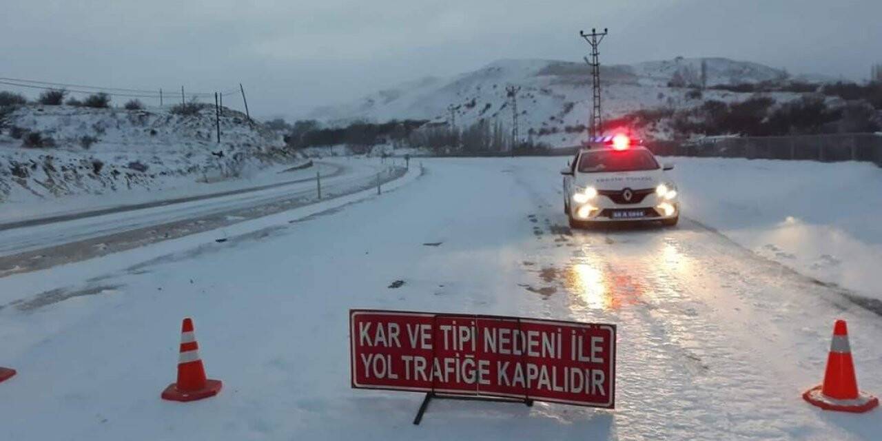 Kar yolları kapadı, araç trafiği durduruldu
