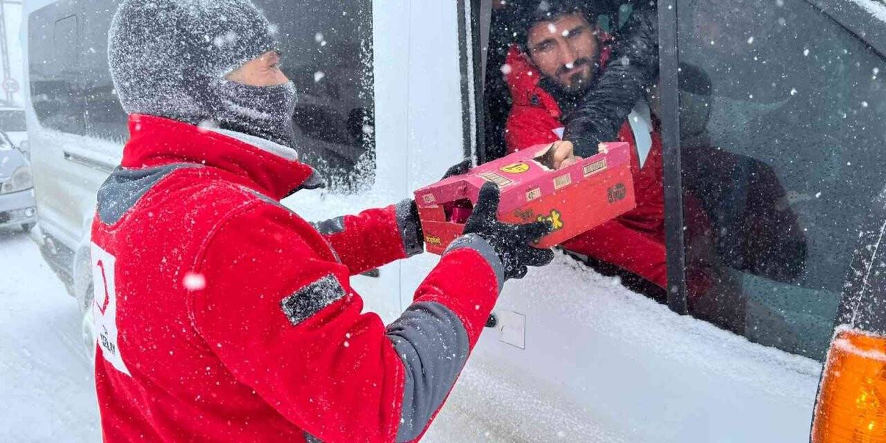 Bitlis’te yolda kalanlara Kızılay tarafından kumanya dağıtıldı