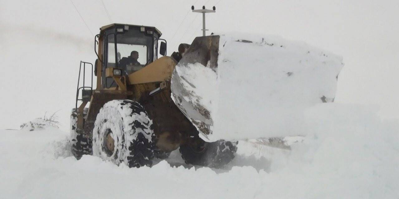 Ahlat’ta tüm köy yolları ulaşıma kapandı, eğitime 1 gün ara verildi