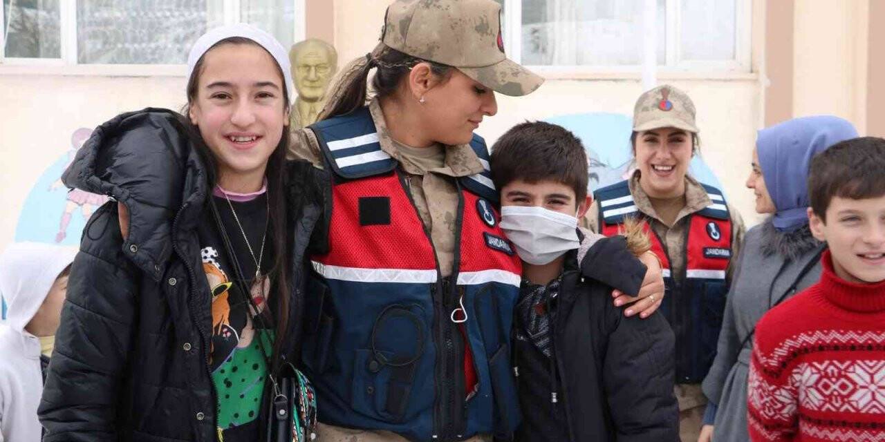 Bitlis’te 30 öğrenci jandarma tarafından “Kesişme iyi ki varsın Eren” filmine götürüldü