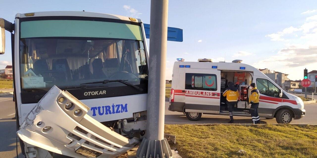 İşçi servisi ile otomobil çarpıştı: 3 yaralı