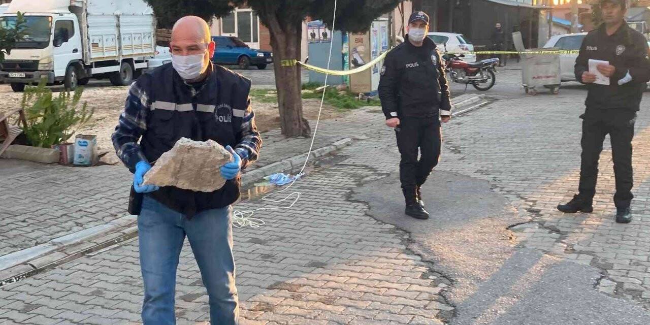 Rüzgarda kafasına 10 kiloluk taş düşen kadın hayatını kaybetti