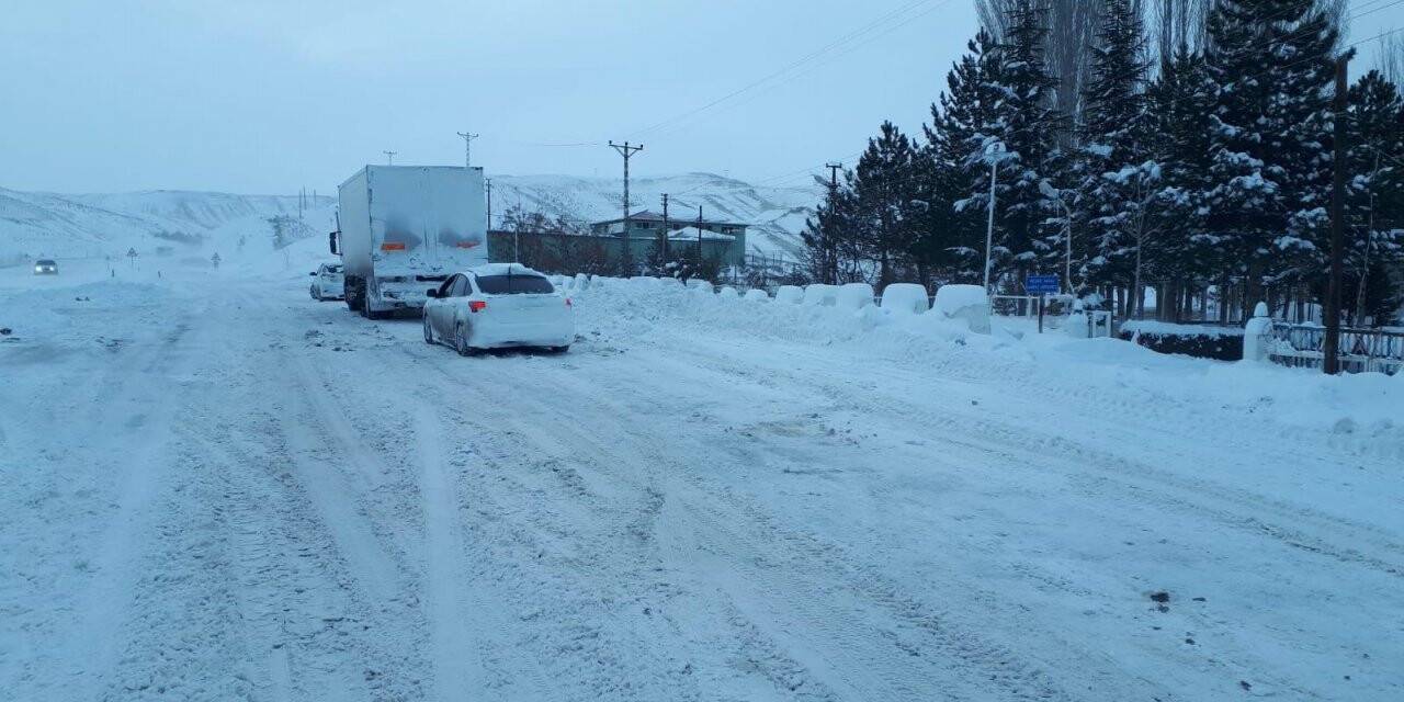 Darende-Kayseri karayolu ulaşıma kapandı