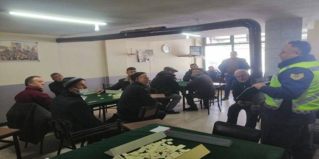 Jandarma vatandaşı trafik kuralları hakkında bilgilendirdi