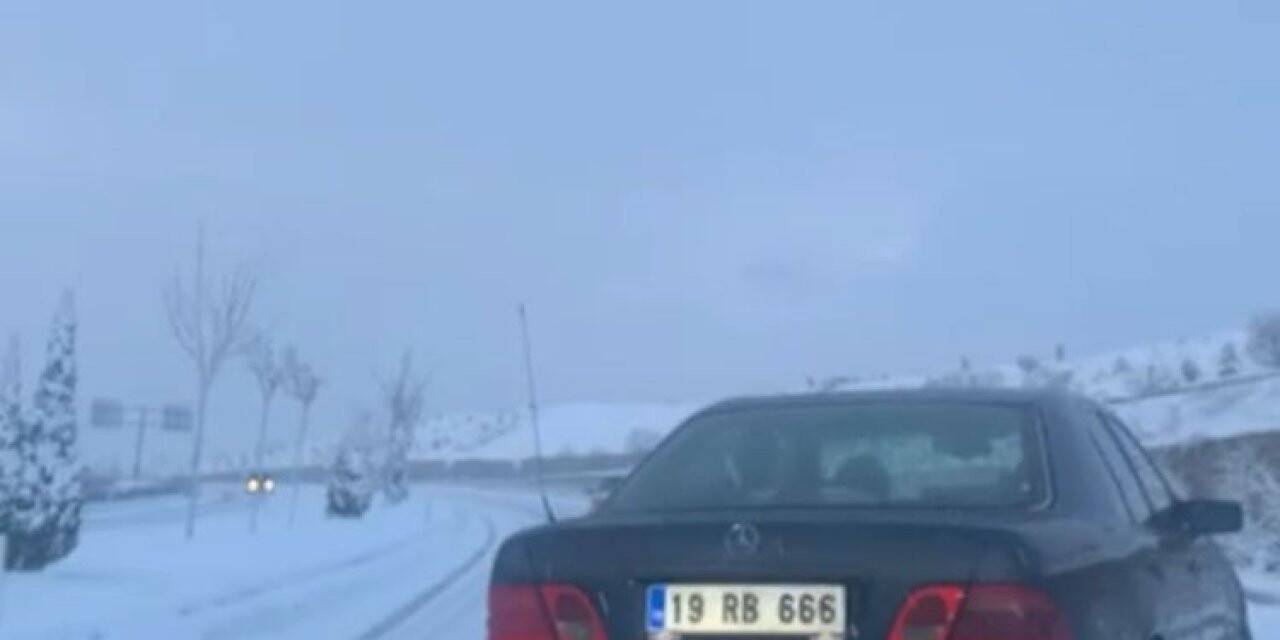 Buzlanan yolda araçlar ilerlemekte güçlük çekti
