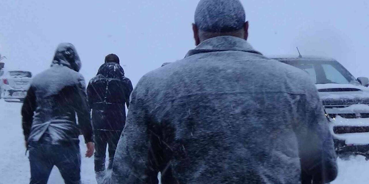 Muş’ta karda mahsur kalan 50 araçtaki 100 kişi kurtarıldı