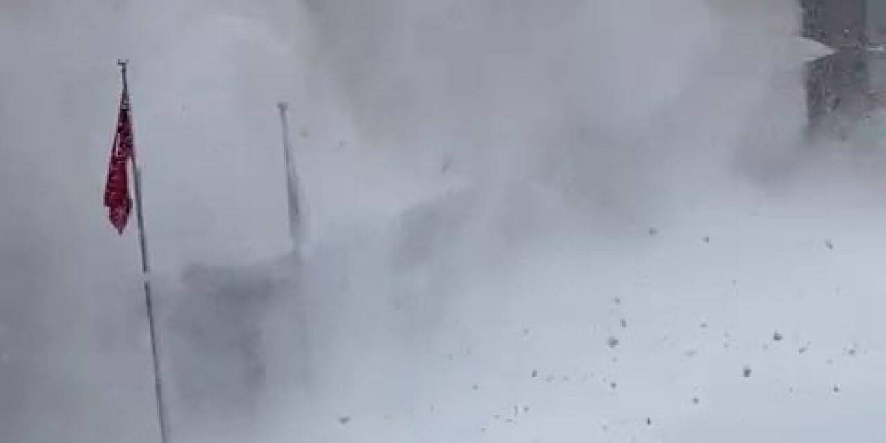 Bolu’da üzerlerine kar kütlesi düşen 2 öğrenci ölümden döndü