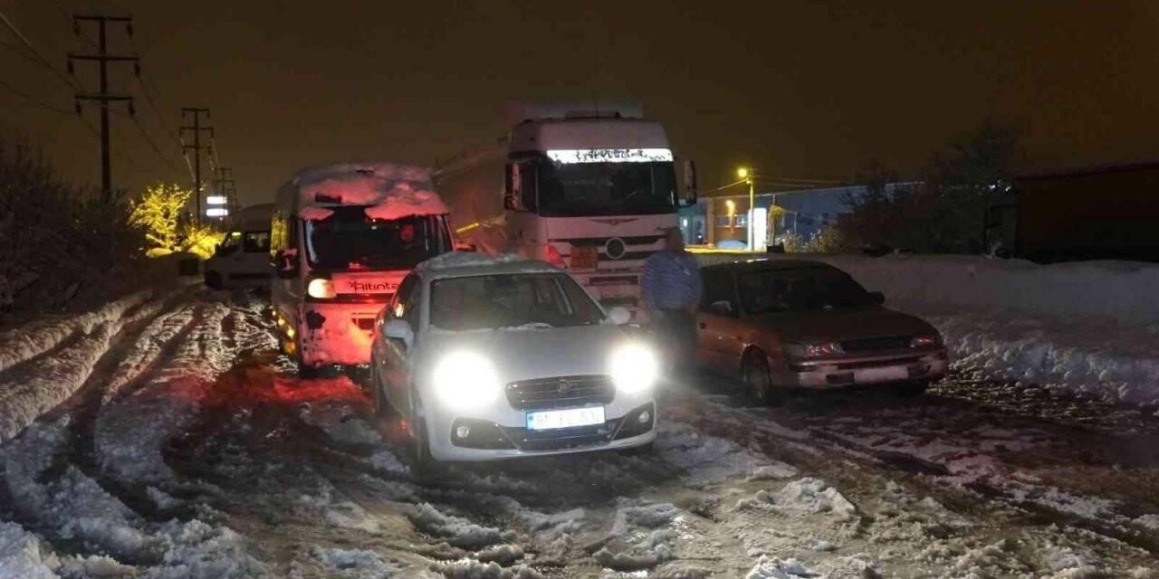 Yolun açılmasından umudunu kesen sürücüler araçlarını terk etti