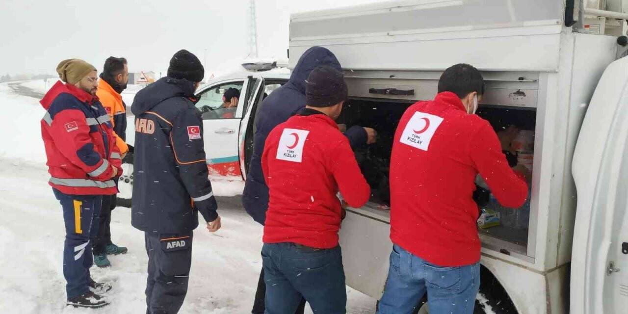 Diyarbakır’da karda mahsur kalanlara kumanya yardımı ulaştırıldı