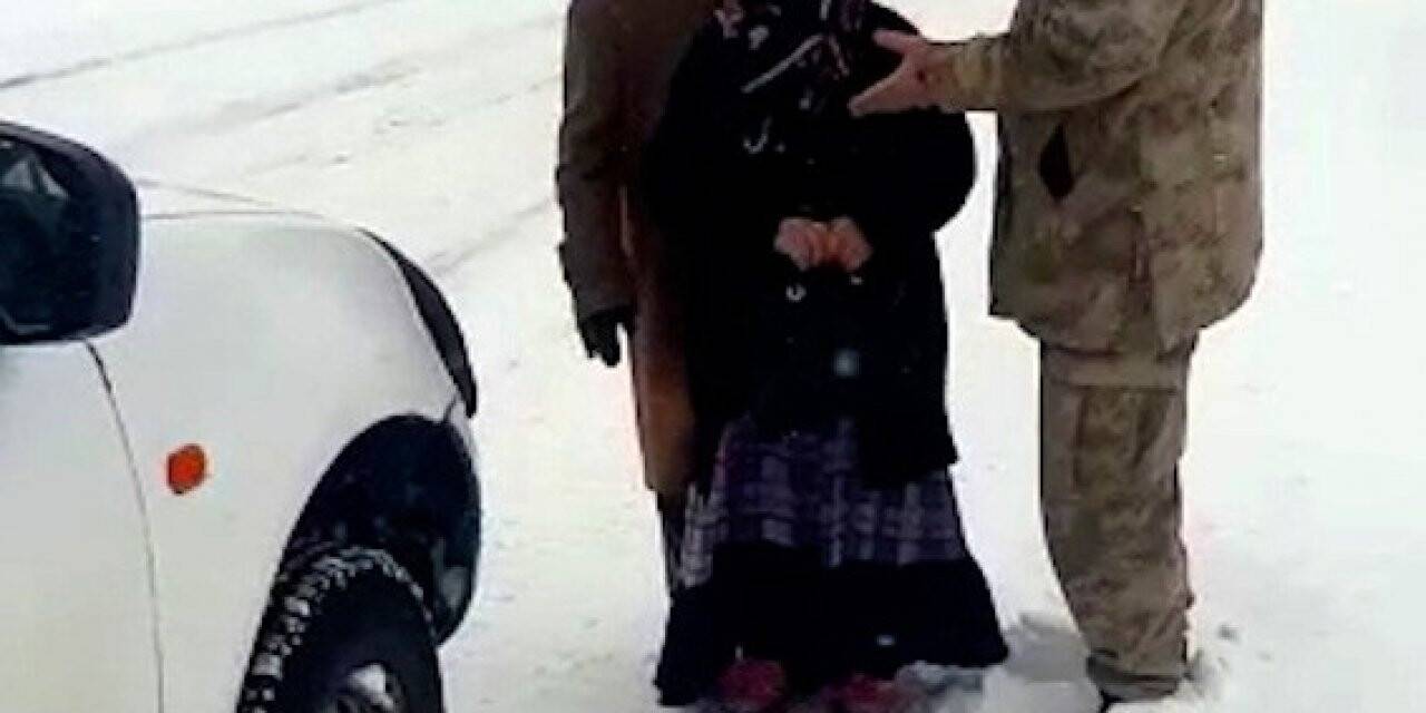 Jandarma yaşlı çifti yolda bırakmadı