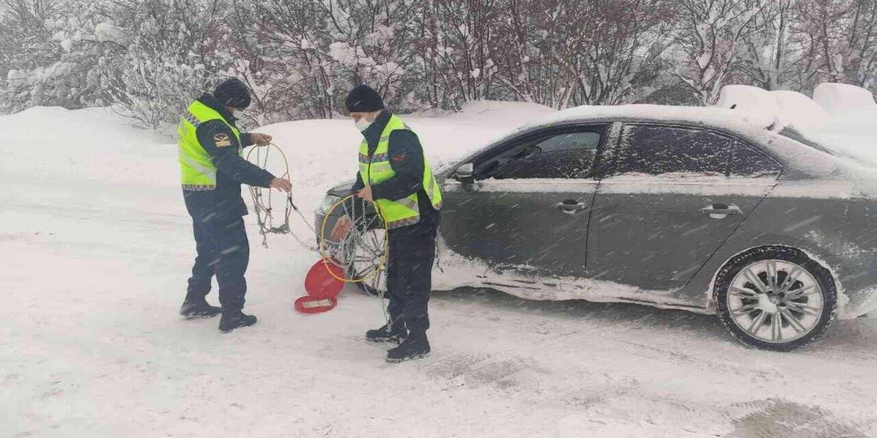 Jandarma ekipleri sürücülerin zincir takmasına yardım etti
