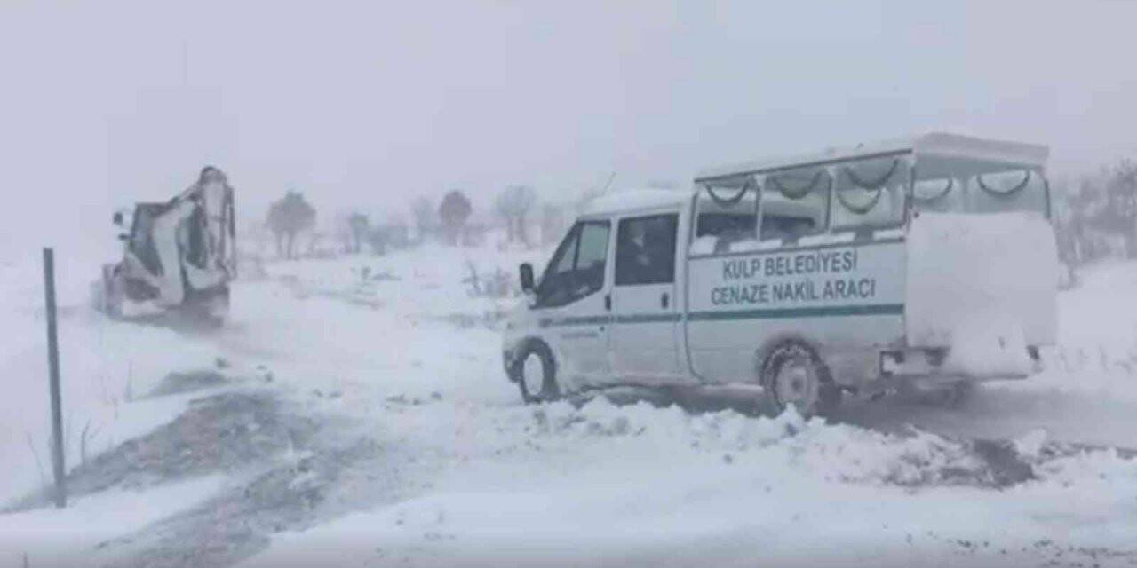 Diyarbakır’da cenaze defni için 8,5 saatlik yol açma çalışması yapıldı