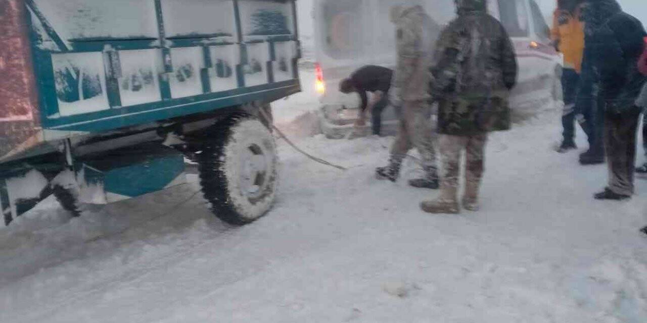 Sason’dan Batman’a hasta taşıyan ambulans yolda kaldı, jandarma ve köylüler seferber oldu