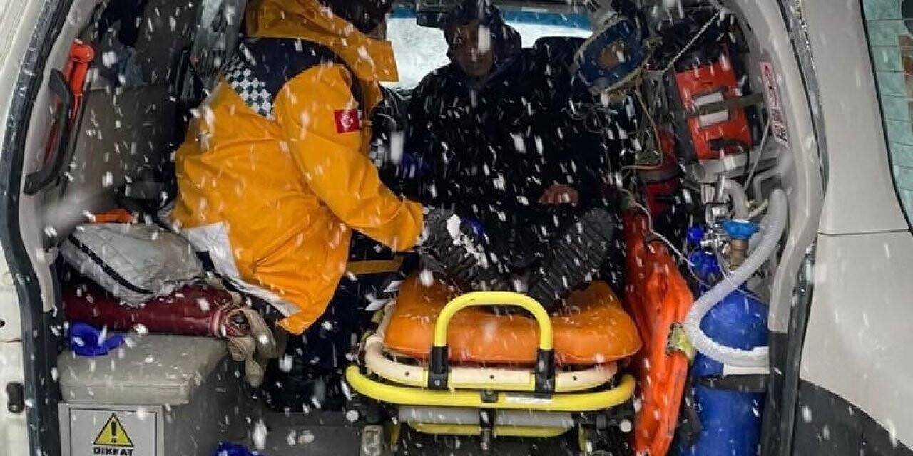 Sinop’ta yaşlı kadın kar paletli ambulansla hastaneye yetiştirildi