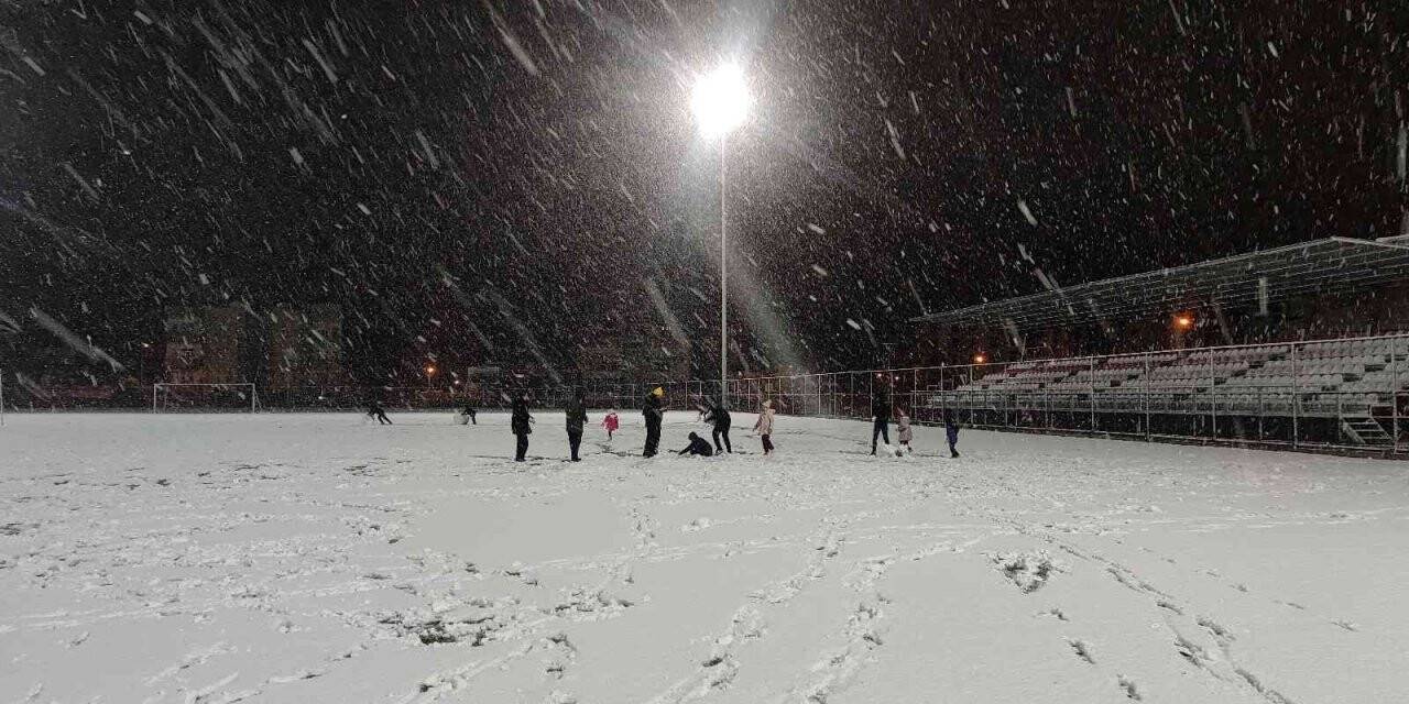 Silopi’de kar yağınca vatandaşlar ilçe stadının yolunu tuttu