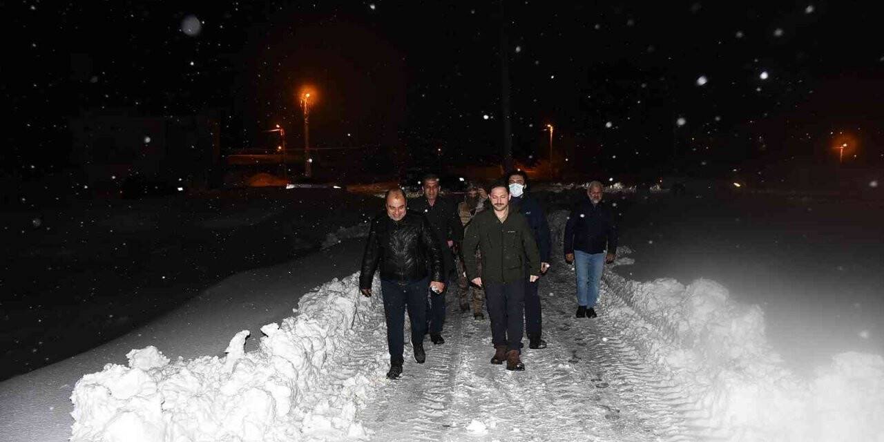 Nusaybin Kaymakamı Kayabaşı, gece yarısına kadar karla mücadele çalışmalarına katıldı