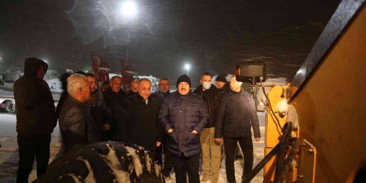 Şırnak Valisi Pehlivan: "70 iş makinesi ve 200 personel ile 7/24 karla mücadele devam ediyor"