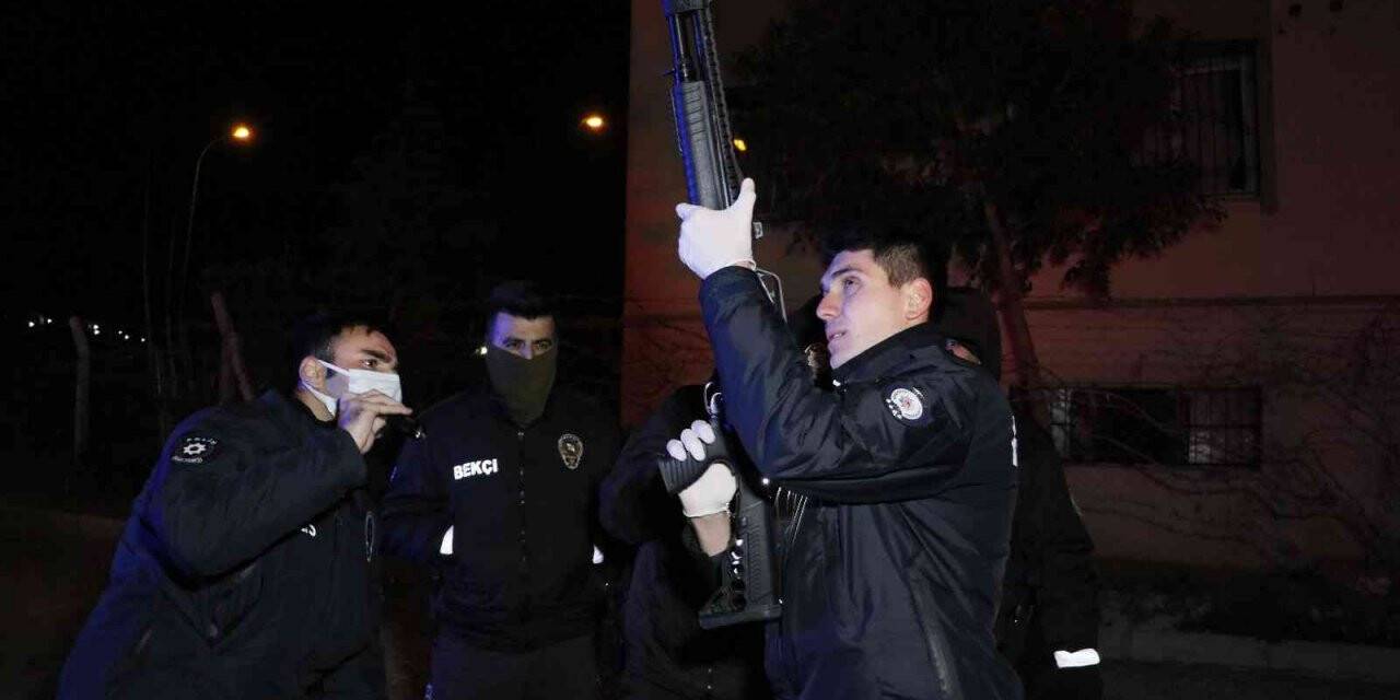 Boşanma aşamasındaki eşinin evini bastı, gözaltına alınırken sigara içip gazetecilere tepki gösterdi