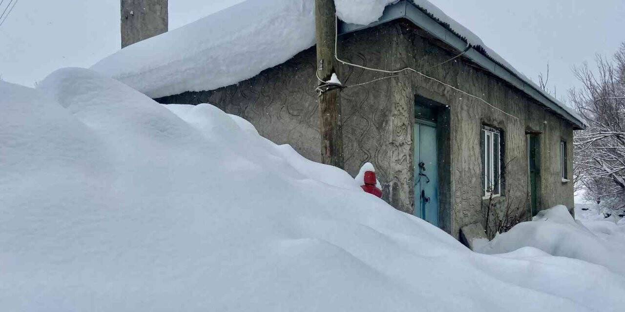 Ağrı’da evler kara gömüldü