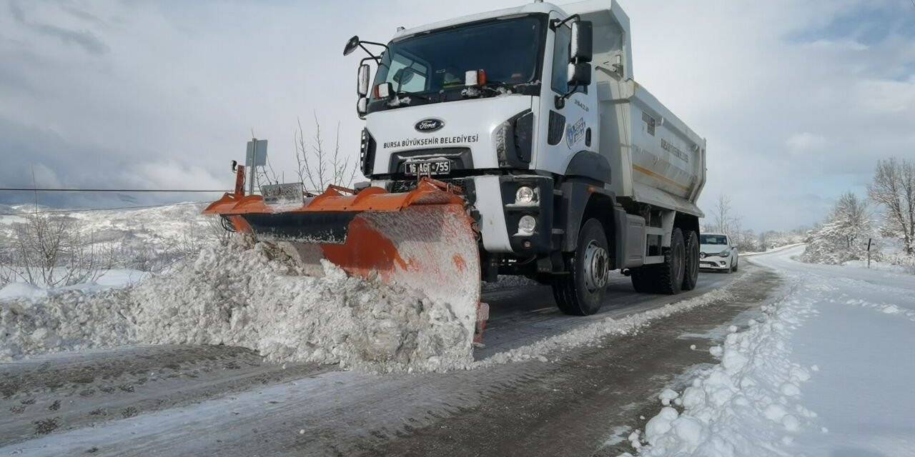 Bir metreyi bulan karlı yolları aşıp şifa dağıttılar