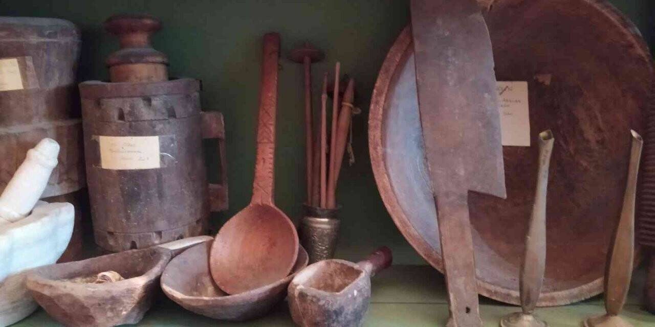 Şehir hayatından vazgeçerek yerleştiği köyde, evinin alt katını müzeye çevirdi