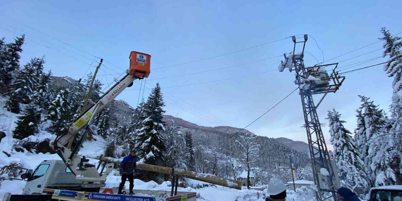 Artvin’de elektrik dağıtım şirketi çalışanlarının yoğun kar mesaisi