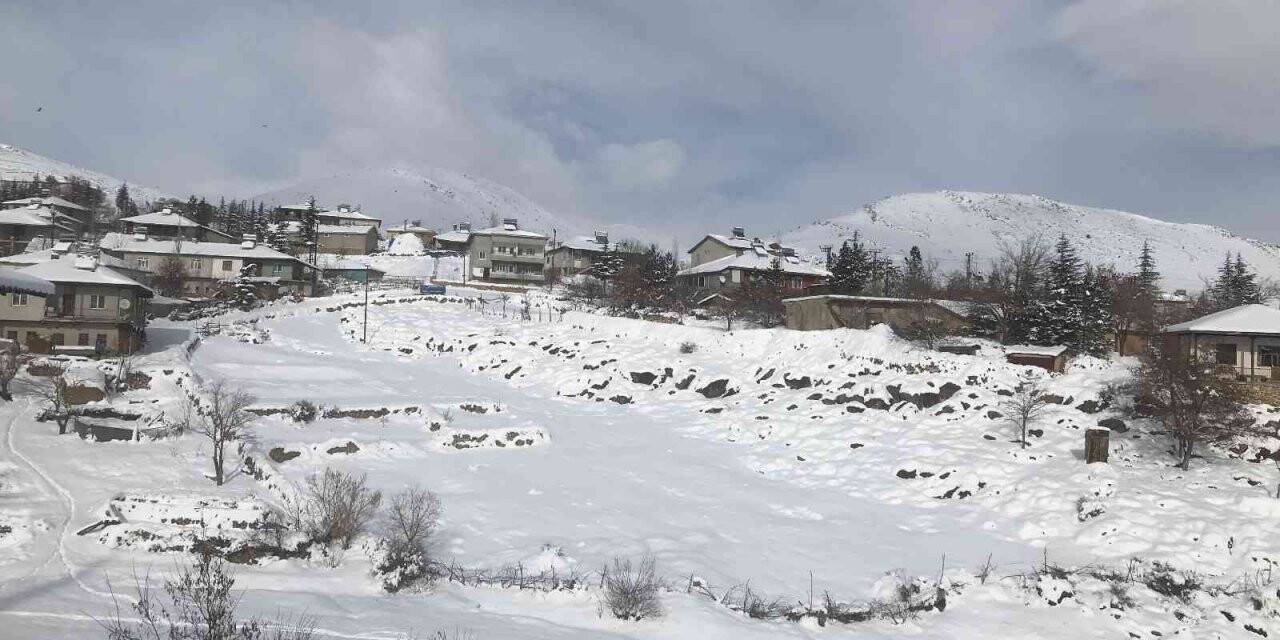 Tufanbeyli’de kar hayatı felç etti