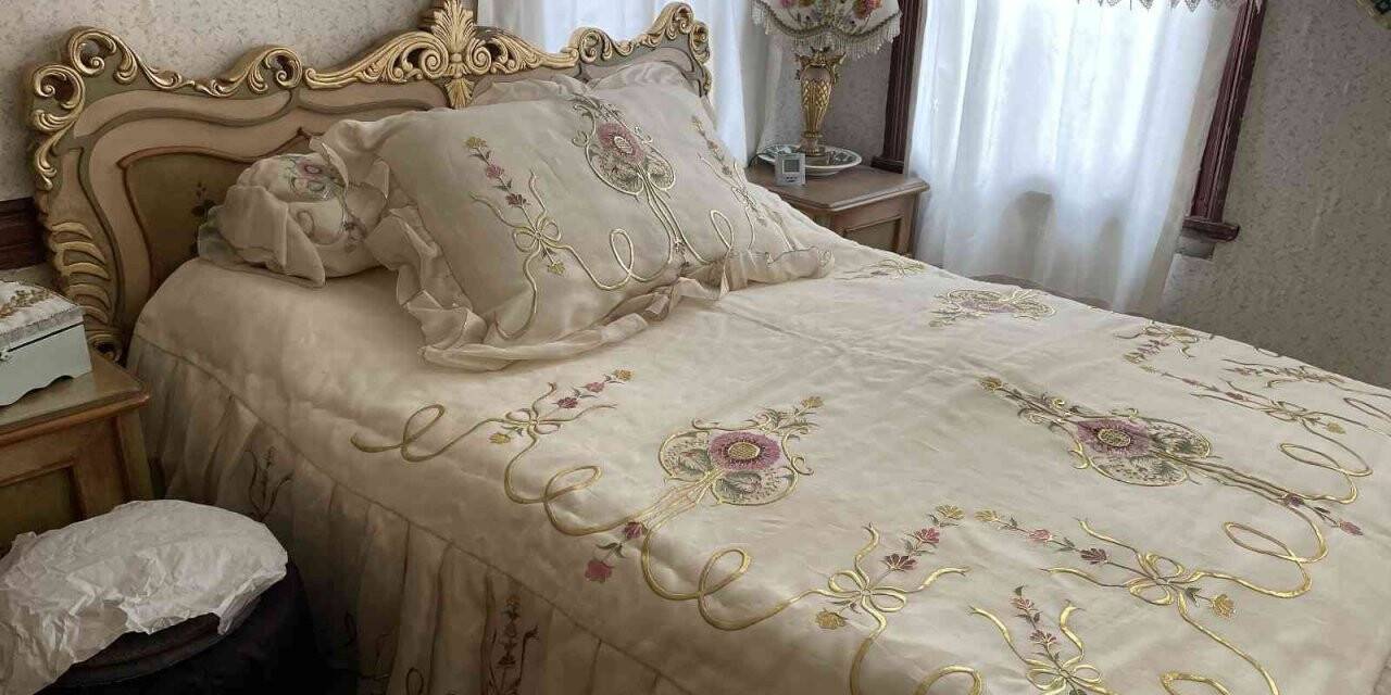 Balat’ta müze gibi evde yaşıyor