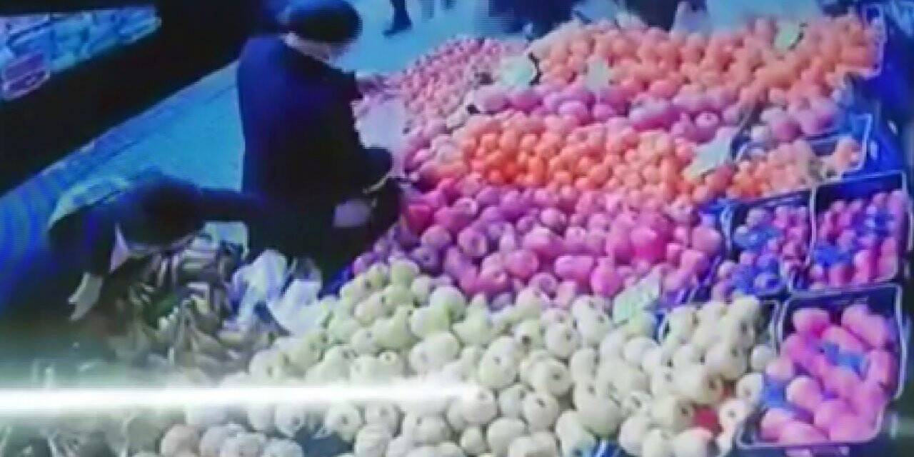 Elma seçerken telefonundan oldu