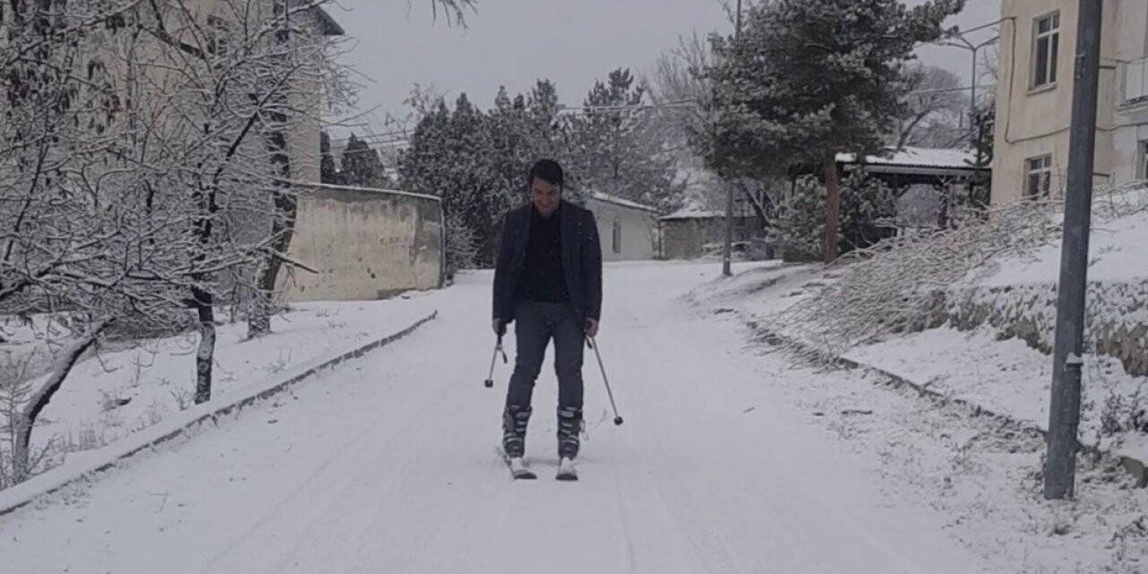 Okul yolunu kayak pistine çeviren öğretmen, kayarak okula gidiyor